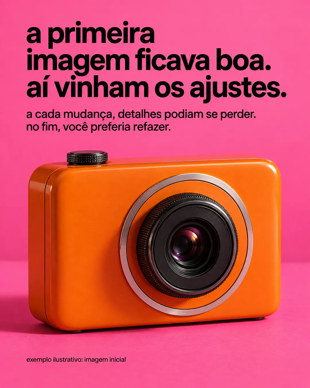Câmera compacta laranja apoiada num chão rosa, com fundo rosa contínuo.